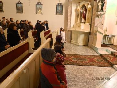 Okamihy liturgie uctievania svätého kríža.
Okamihy liturgie uctievania svätého kríža.