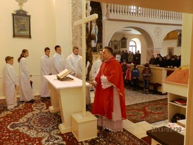 Okamihy liturgie uctievania svätého kríža.
Okamihy liturgie uctievania svätého kríža.