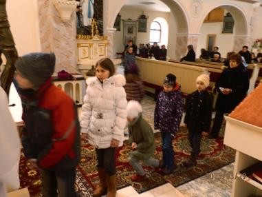Okamihy liturgie uctievania svätého kríža.
Okamihy liturgie uctievania svätého kríža.