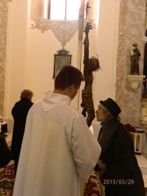 Okamihy liturgie uctievania svätého kríža.
Okamihy liturgie uctievania svätého kríža.