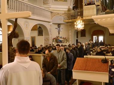 Okamihy liturgie uctievania svätého kríža.
Okamihy liturgie uctievania svätého kríža.