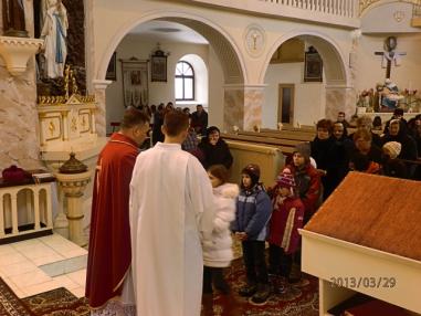Okamihy liturgie uctievania svätého kríža.
Okamihy liturgie uctievania svätého kríža.