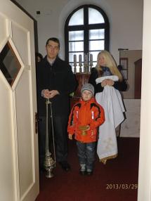 Okamihy liturgie uctievania svätého kríža.
Okamihy liturgie uctievania svätého kríža.