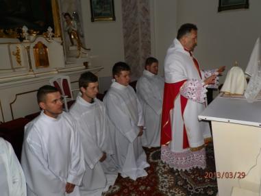 Okamihy liturgie uctievania svätého kríža.
Okamihy liturgie uctievania svätého kríža.