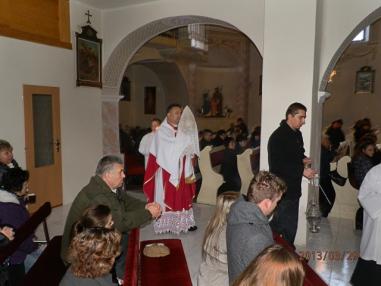 Okamihy liturgie uctievania svätého kríža.
Okamihy liturgie uctievania svätého kríža.