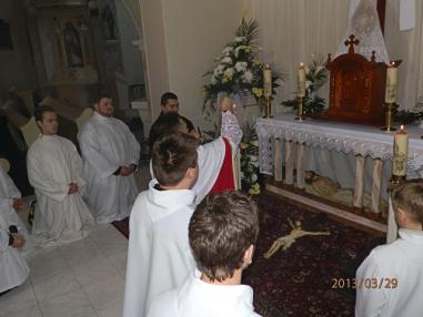 Okamihy liturgie uctievania svätého kríža.
Okamihy liturgie uctievania svätého kríža.