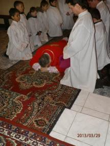 Okamihy liturgie uctievania svätého kríža.
Okamihy liturgie uctievania svätého kríža.