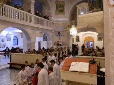 Okamihy liturgie uctievania svätého kríža.
Okamihy liturgie uctievania svätého kríža.