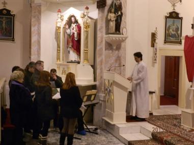 Okamihy liturgie uctievania svätého kríža.
Okamihy liturgie uctievania svätého kríža.