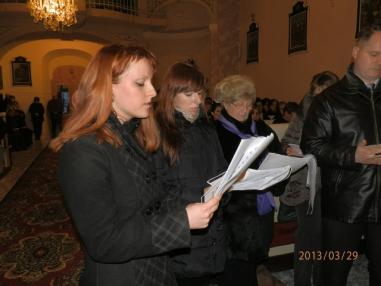 Okamihy liturgie uctievania svätého kríža.
Okamihy liturgie uctievania svätého kríža.