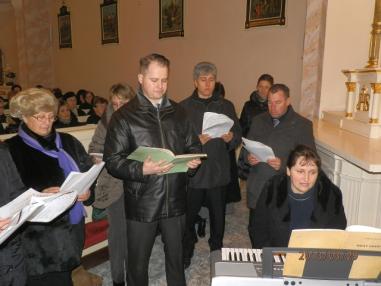 Okamihy liturgie uctievania svätého kríža.
Okamihy liturgie uctievania svätého kríža.