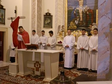 Okamihy liturgie uctievania svätého kríža.
Okamihy liturgie uctievania svätého kríža.