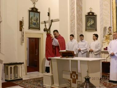 Okamihy liturgie uctievania svätého kríža.
Okamihy liturgie uctievania svätého kríža.