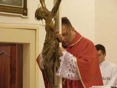 Okamihy liturgie uctievania svätého kríža.
Okamihy liturgie uctievania svätého kríža.