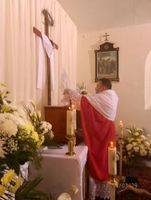 Okamihy liturgie uctievania svätého kríža.
Okamihy liturgie uctievania svätého kríža.