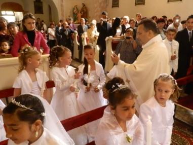 Prvé sv.prijímanie vo farskom kostole.
Prvé sv.prijímanie vo farskom kostole.