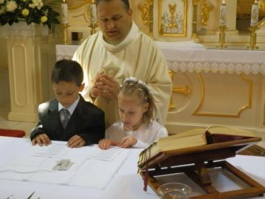 Prvé sv.prijímanie vo farskom kostole.
Prvé sv.prijímanie vo farskom kostole.