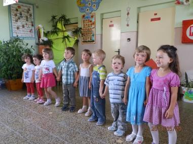 Účinkujúce deti a rodičia na oslave dňa matiek.
Účinkujúce deti a rodičia na oslave dňa matiek.