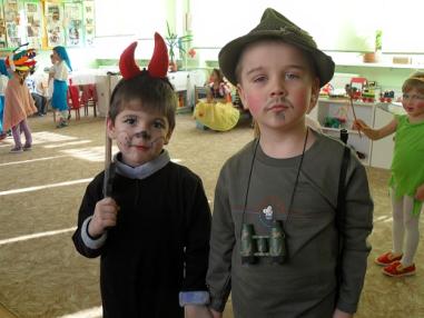 Deti počas karnevalu.
Deti počas karnevalu.