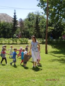 Kultúrny program s váľaním mája Kultúrny program s váľaním mája