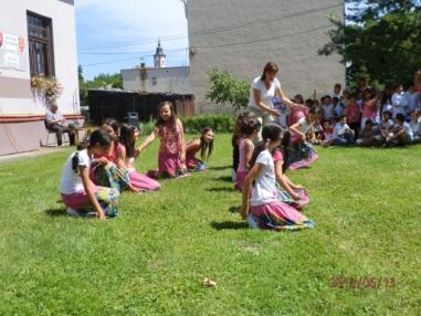 Kultúrny program s váľaním mája Kultúrny program s váľaním mája