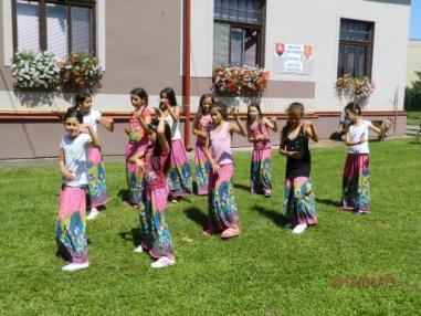 Kultúrny program s váľaním mája Kultúrny program s váľaním mája