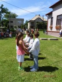 Kultúrny program s váľaním mája Kultúrny program s váľaním mája