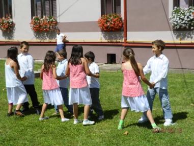 Kultúrny program s váľaním mája Kultúrny program s váľaním mája