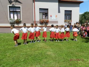Kultúrny program s váľaním mája Kultúrny program s váľaním mája