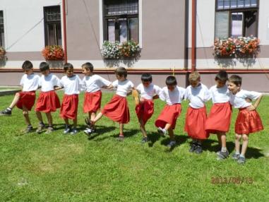 Kultúrny program s váľaním mája Kultúrny program s váľaním mája