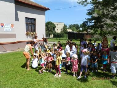 Kultúrny program s váľaním mája Kultúrny program s váľaním mája