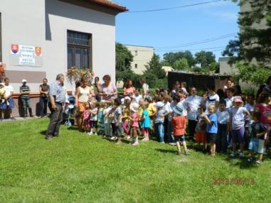 Kultúrny program s váľaním mája Kultúrny program s váľaním mája
