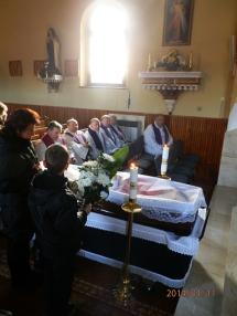 Okamihy smútočnej svätej omše a pohrebu v Podhájskej. Okamihy smútočnej svätej omše a pohrebu v Podhájskej.