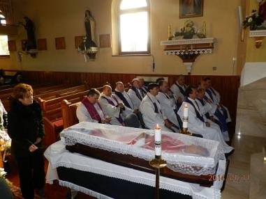 Okamihy smútočnej svätej omše a pohrebu v Podhájskej. Okamihy smútočnej svätej omše a pohrebu v Podhájskej.
