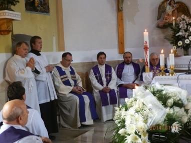 Okamihy smútočnej svätej omše a pohrebu v Podhájskej. Okamihy smútočnej svätej omše a pohrebu v Podhájskej.