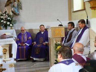 Okamihy smútočnej svätej omše a pohrebu v Podhájskej. Okamihy smútočnej svätej omše a pohrebu v Podhájskej.