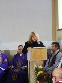 Okamihy smútočnej svätej omše a pohrebu v Podhájskej. Okamihy smútočnej svätej omše a pohrebu v Podhájskej.