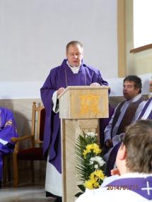 Okamihy smútočnej svätej omše a pohrebu v Podhájskej. Okamihy smútočnej svätej omše a pohrebu v Podhájskej.