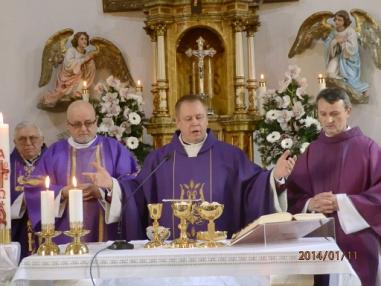 Okamihy smútočnej svätej omše a pohrebu v Podhájskej. Okamihy smútočnej svätej omše a pohrebu v Podhájskej.