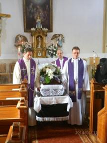 Okamihy smútočnej svätej omše a pohrebu v Podhájskej. Okamihy smútočnej svätej omše a pohrebu v Podhájskej.