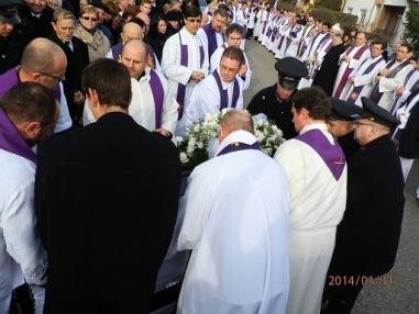 Okamihy smútočnej svätej omše a pohrebu v Podhájskej. Okamihy smútočnej svätej omše a pohrebu v Podhájskej.