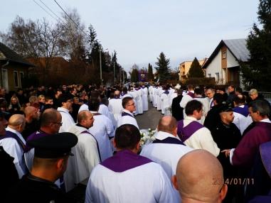 Okamihy smútočnej svätej omše a pohrebu v Podhájskej. Okamihy smútočnej svätej omše a pohrebu v Podhájskej.