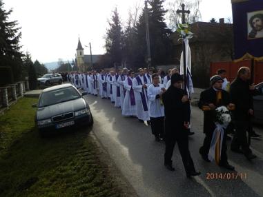 Okamihy smútočnej svätej omše a pohrebu v Podhájskej. Okamihy smútočnej svätej omše a pohrebu v Podhájskej.