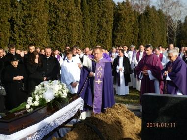 Okamihy smútočnej svätej omše a pohrebu v Podhájskej. Okamihy smútočnej svätej omše a pohrebu v Podhájskej.