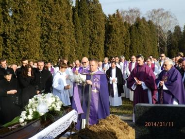 Okamihy smútočnej svätej omše a pohrebu v Podhájskej. Okamihy smútočnej svätej omše a pohrebu v Podhájskej.