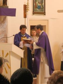 ICLic.Mgr. Peter Manduch sa predstavuje na prvej omši vo farskom kostole. ICLic.Mgr. Peter Manduch sa predstavuje na prvej omši vo farskom kostole.