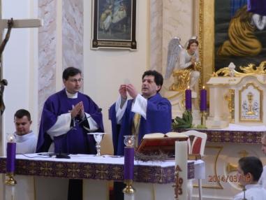 ICLic.Mgr. Peter Manduch sa predstavuje na prvej omši vo farskom kostole. ICLic.Mgr. Peter Manduch sa predstavuje na prvej omši vo farskom kostole.