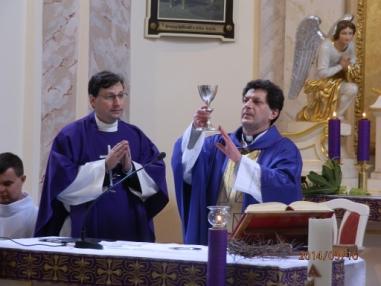 ICLic.Mgr. Peter Manduch sa predstavuje na prvej omši vo farskom kostole. ICLic.Mgr. Peter Manduch sa predstavuje na prvej omši vo farskom kostole.