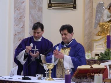 ICLic.Mgr. Peter Manduch sa predstavuje na prvej omši vo farskom kostole. ICLic.Mgr. Peter Manduch sa predstavuje na prvej omši vo farskom kostole.