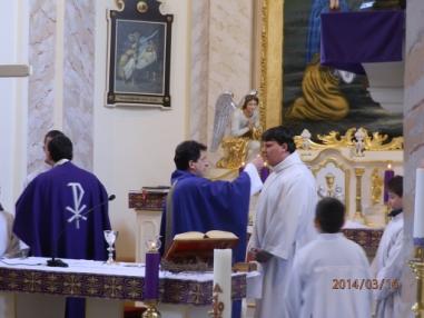 ICLic.Mgr. Peter Manduch sa predstavuje na prvej omši vo farskom kostole. ICLic.Mgr. Peter Manduch sa predstavuje na prvej omši vo farskom kostole.
